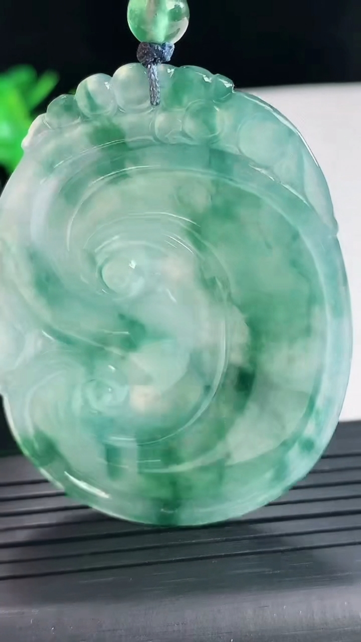 天然A货翡翠飘花如意吊坠，尺寸56-42-5重量:24.34g
4月25日