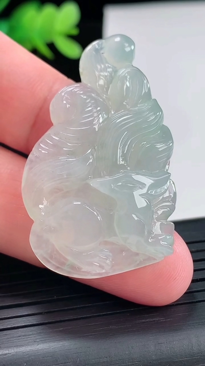 天然A货翡翠九尾狐吊坠，尺寸46.6-28-8.2重量:14.90g
4月25日