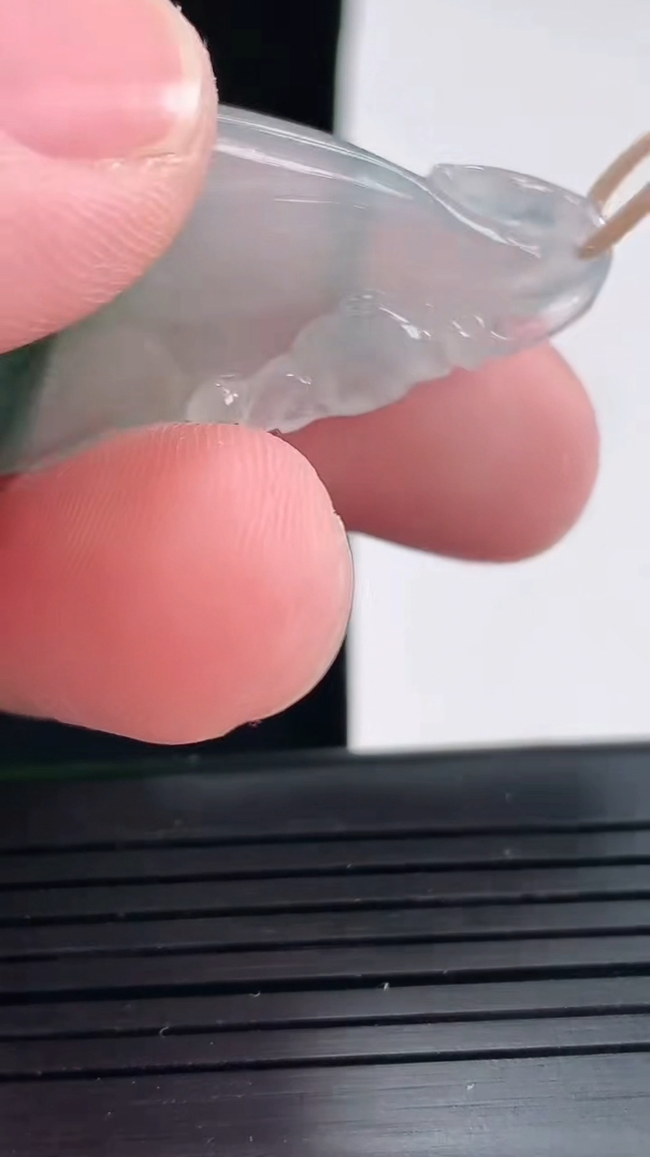 天然A货翡翠飘花玉兰花吊坠，尺寸43.5-19.2-5.5重量:6.25g
4月25日