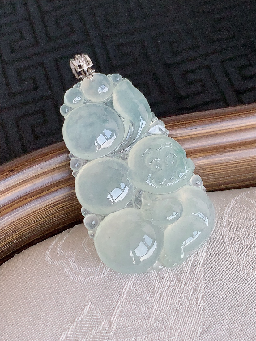 天然A货翡翠18K金扣头白冰白月光生肖猴吊坠 
尺寸36.8-21.6-5mm 重量6.63g 04