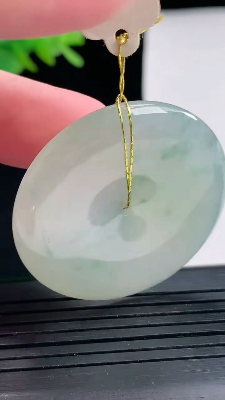 天然A货翡翠飘花平安扣吊坠，尺寸39-6重量:18.28g
4月25日