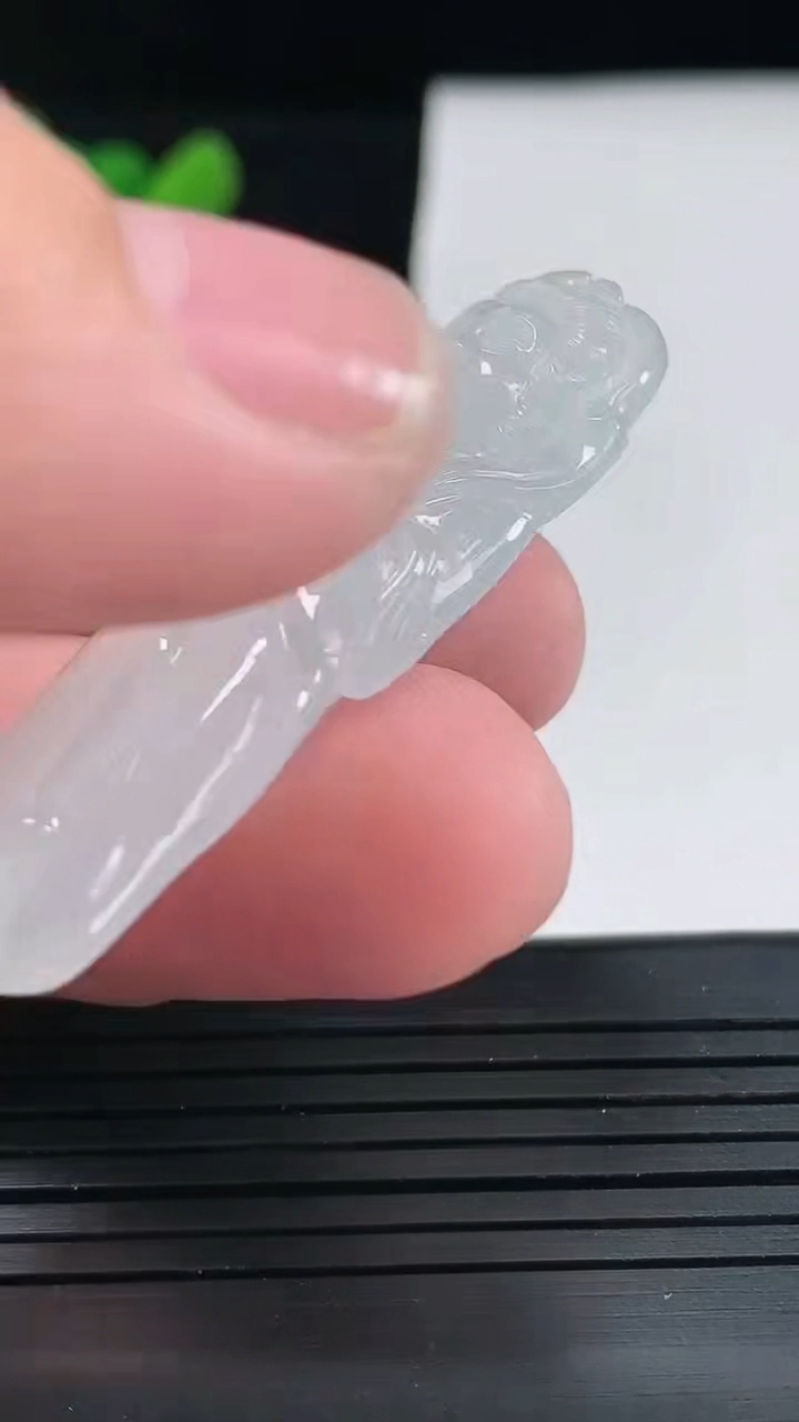 天然A货翡翠观音菩萨吊坠，尺寸50-19-5.5重量:10.04g
4月25日