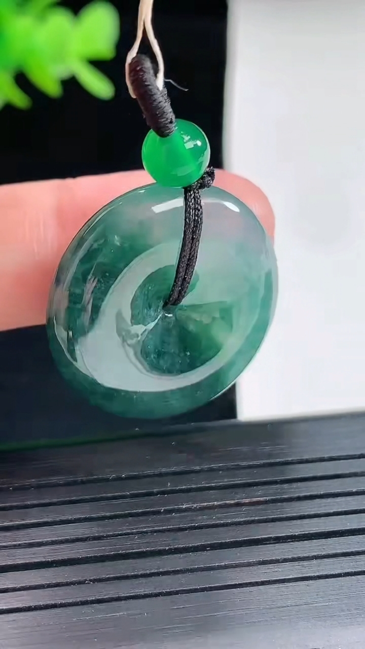 天然A货翡翠冰种飘花平安扣吊坠，尺寸25.5-5.2重量:8.28g
4月25日