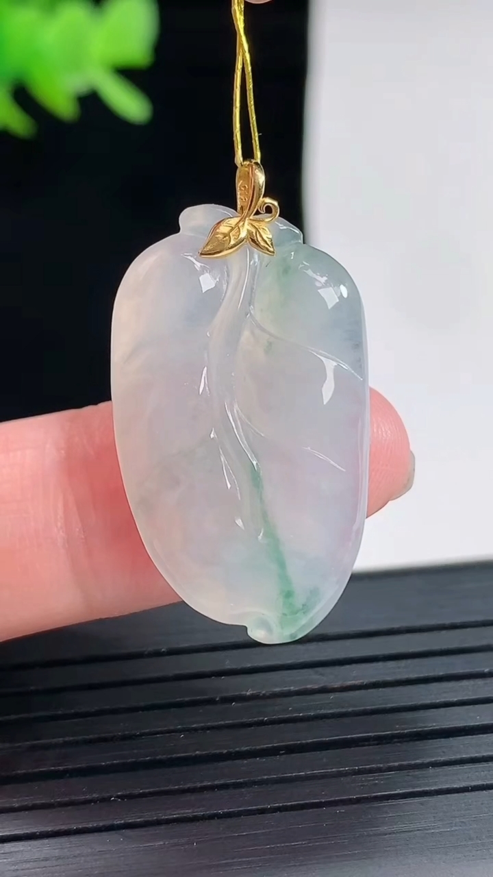 天然A货翡翠金枝玉叶 叶子吊坠，尺寸27-17-3.6重量:3.74g
4月25日