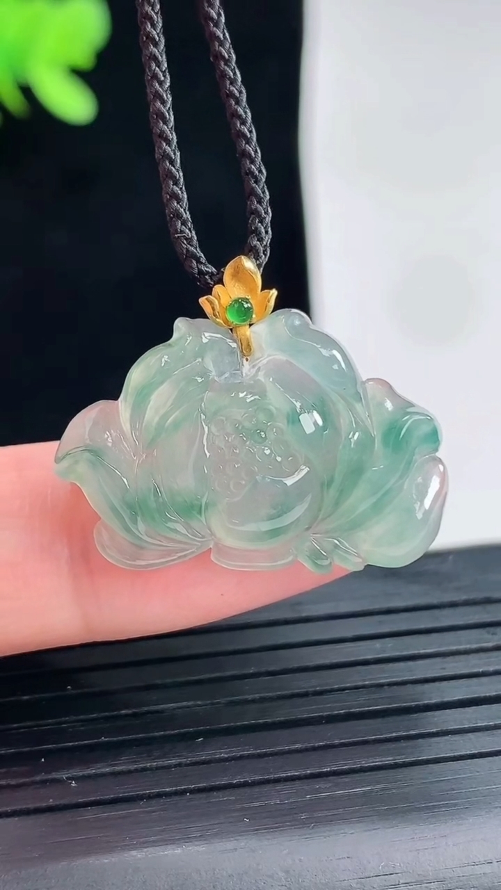 天然A货翡翠18k金飘花和和美美 荷花吊坠，尺寸17.5-26.5-4.6重量:3.57g
4月25