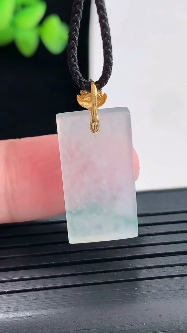 天然A货翡翠冰种18k金飘花无事牌吊坠，尺寸22.5-12-4.2重量:3.83g
4月25日