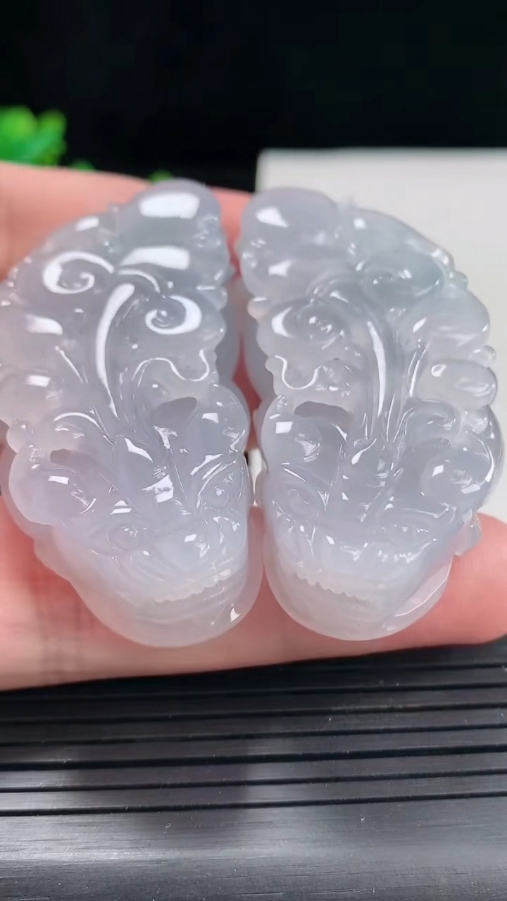 天然A货翡翠冰种紫罗兰貔貅吊坠一对，尺寸51-26.5-14.2重量:84.02g
4月25日