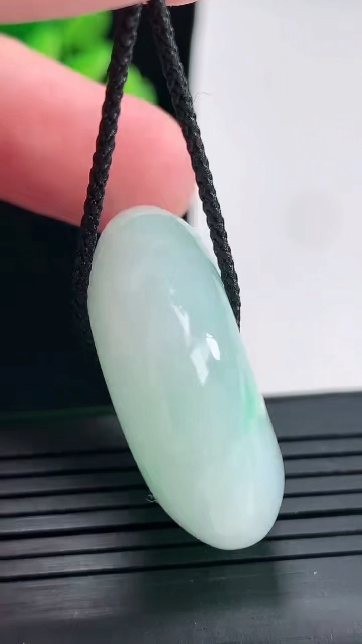 天然A货翡翠路路通吊坠尺寸31.6-11.6重量:23.65g
4月25日