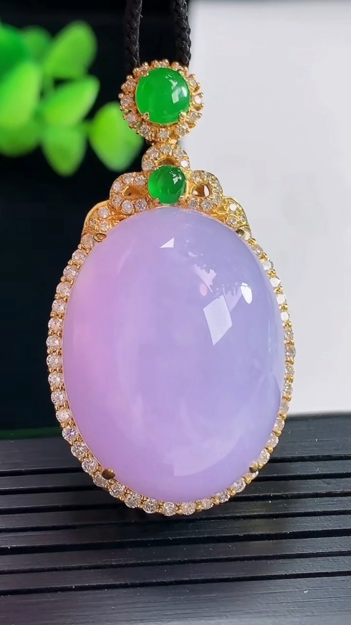 天然A货翡翠18k金紫罗兰蛋面吊坠，尺寸46.5-25-15，裸石29-22重量:18.60g
4月25日