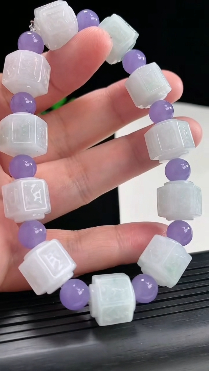 天然A货翡翠飘花六字真言路路通手串，尺寸12-13-11颗重量:60.80g4月25日
工厂直销收藏佳品,种好水足，色泽均匀，有种有色，上手高大气！