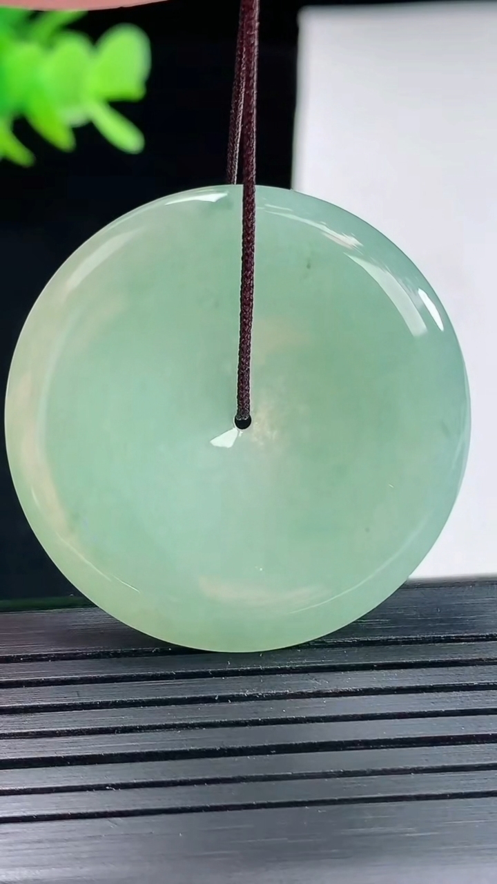 天然A货翡翠平安扣吊坠，尺寸38-5.2重量:16.85g
4月25日