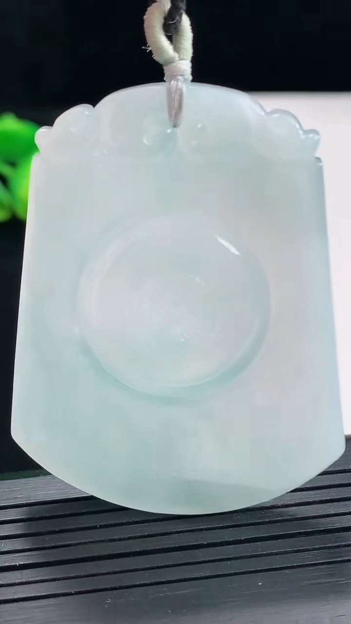 天然A货翡翠飘花仿古无事牌吊坠，尺寸54-42-4.3重量:26.04g
4月25日