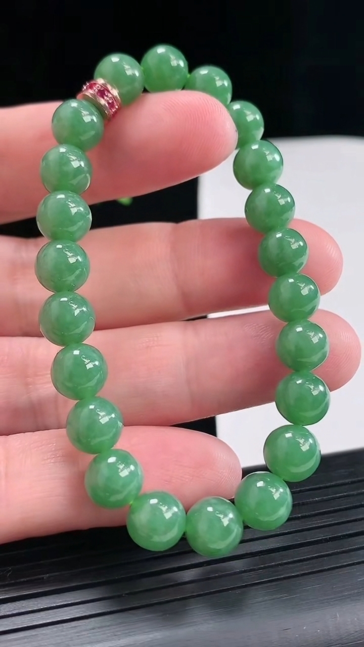 天然A货翡翠圆珠手串，尺寸8-22颗重量:19.74g4月25日
工厂直销收藏佳品,种好水足，色泽均匀，有种有色，上手高大气！