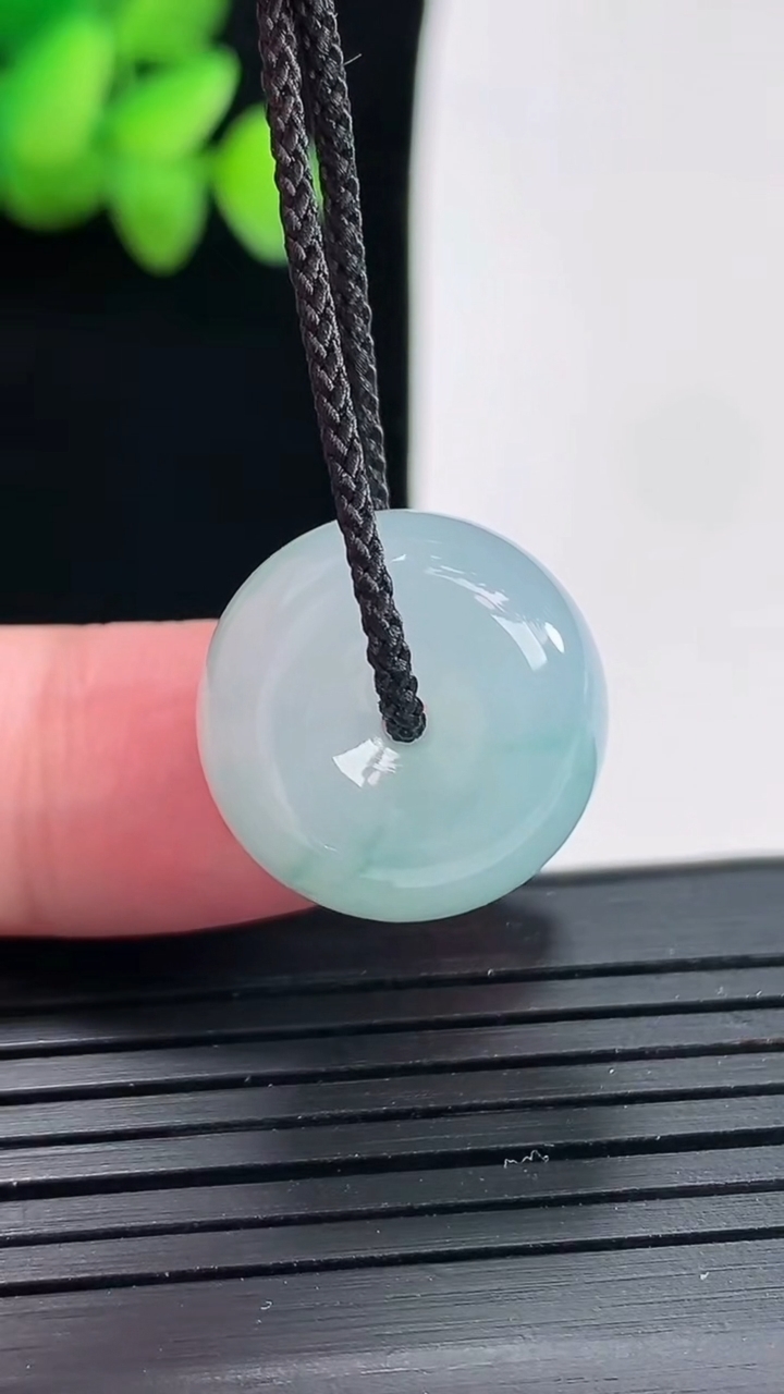 天然A货翡翠飘花路路通吊坠尺寸17.5-11.5重量:7.27g
4月25日