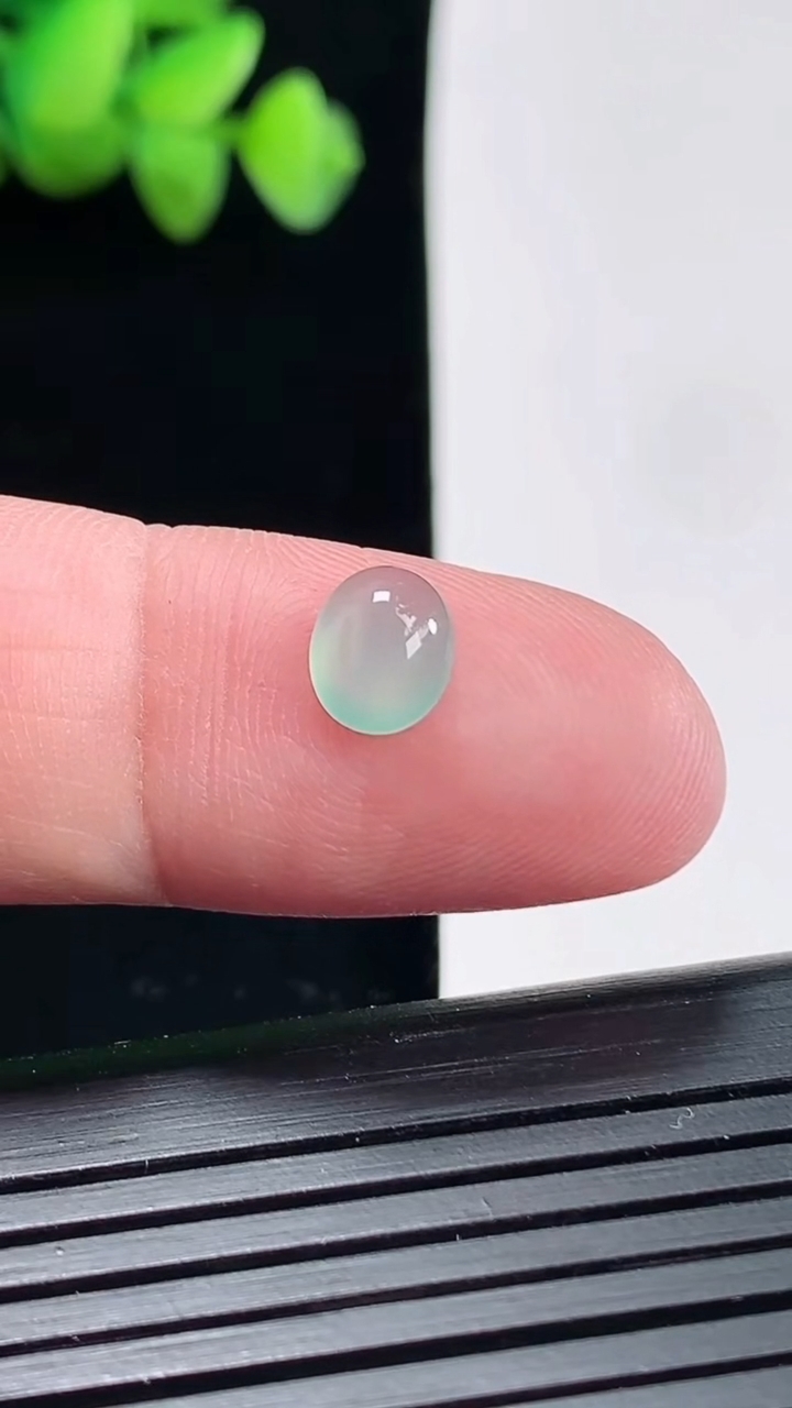 天然A货翡翠蛋面镶嵌件，尺寸7.4-6-2.7重:0.20g255
4月25日
