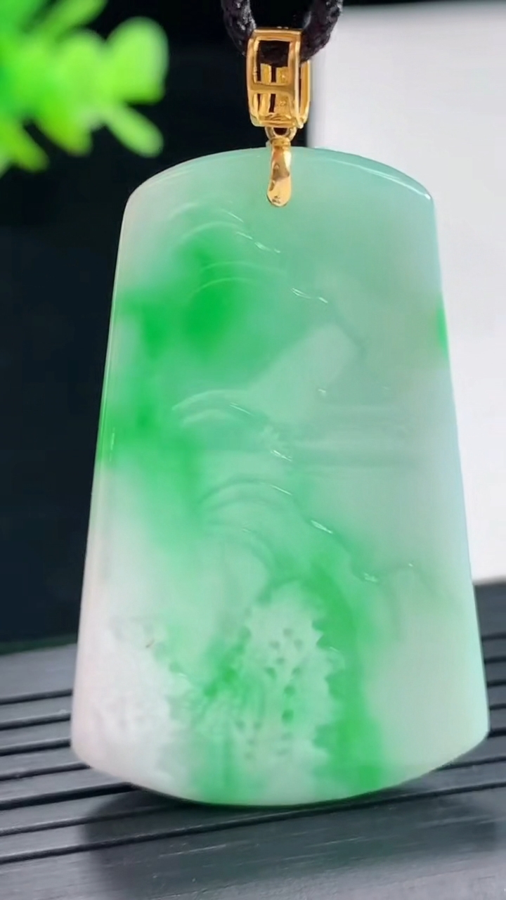 天然A货翡翠山水牌吊坠，尺寸46.5-29-5.2重量:15.77g
4月25日