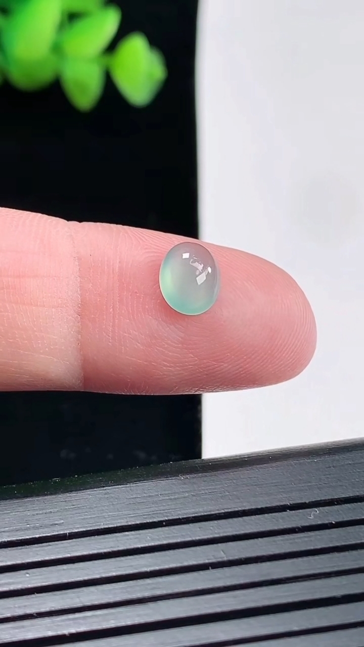 天然A货翡翠蛋面镶嵌件，尺寸7.4-6-2.7重:0.20g255
4月25日