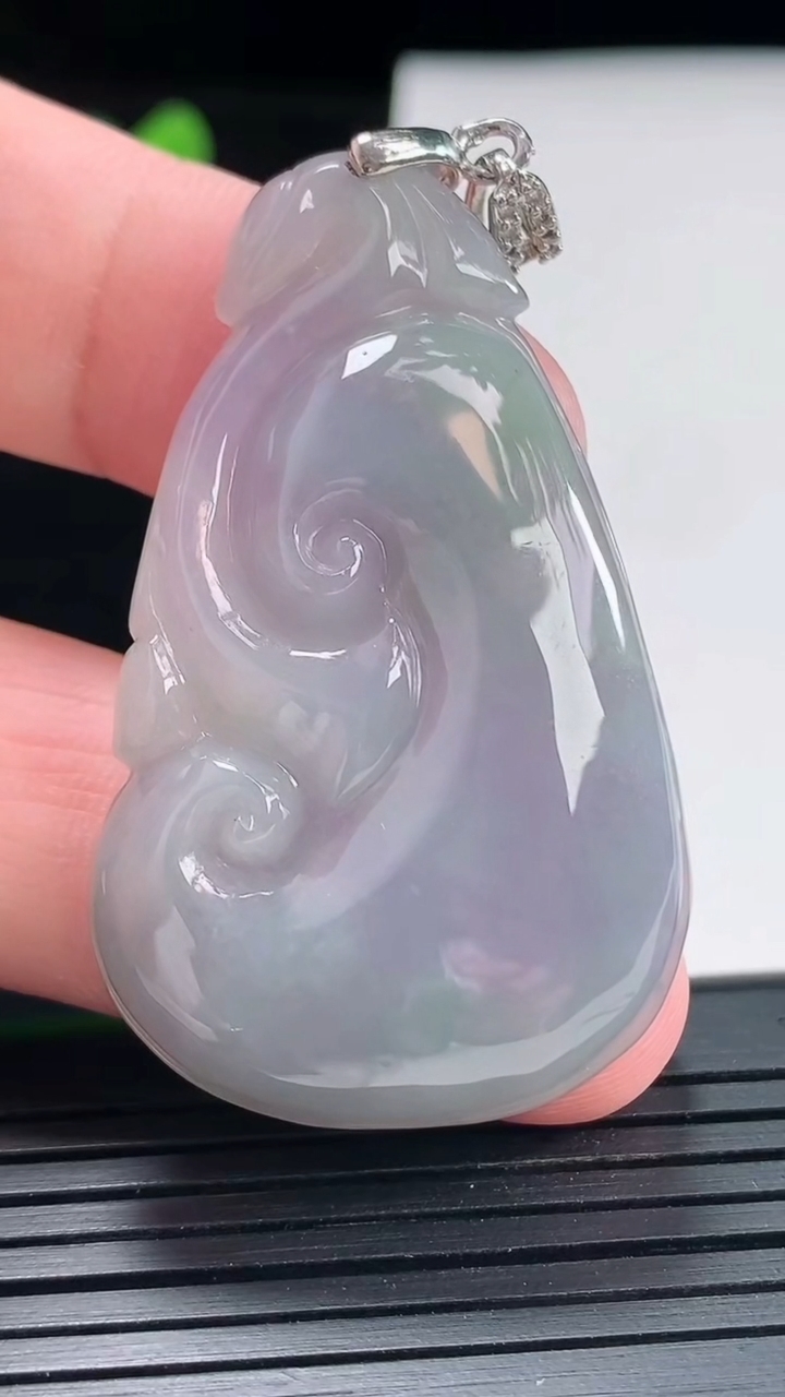 天然A货翡翠紫罗兰如意吊坠，尺寸45.5-29-7.6重量:19.50g
4月25日