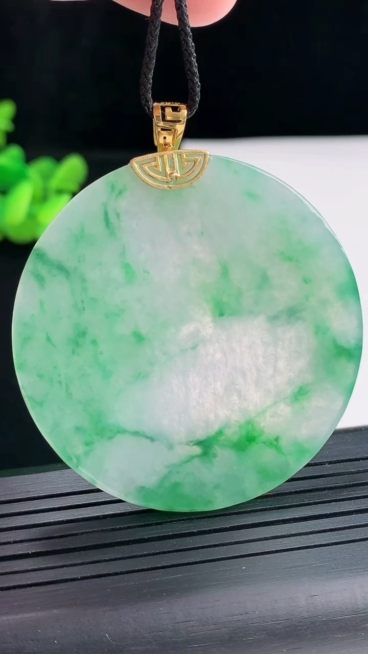 天然A货翡翠无事牌吊坠，尺寸52-3.5重量:26.76g
4月25日