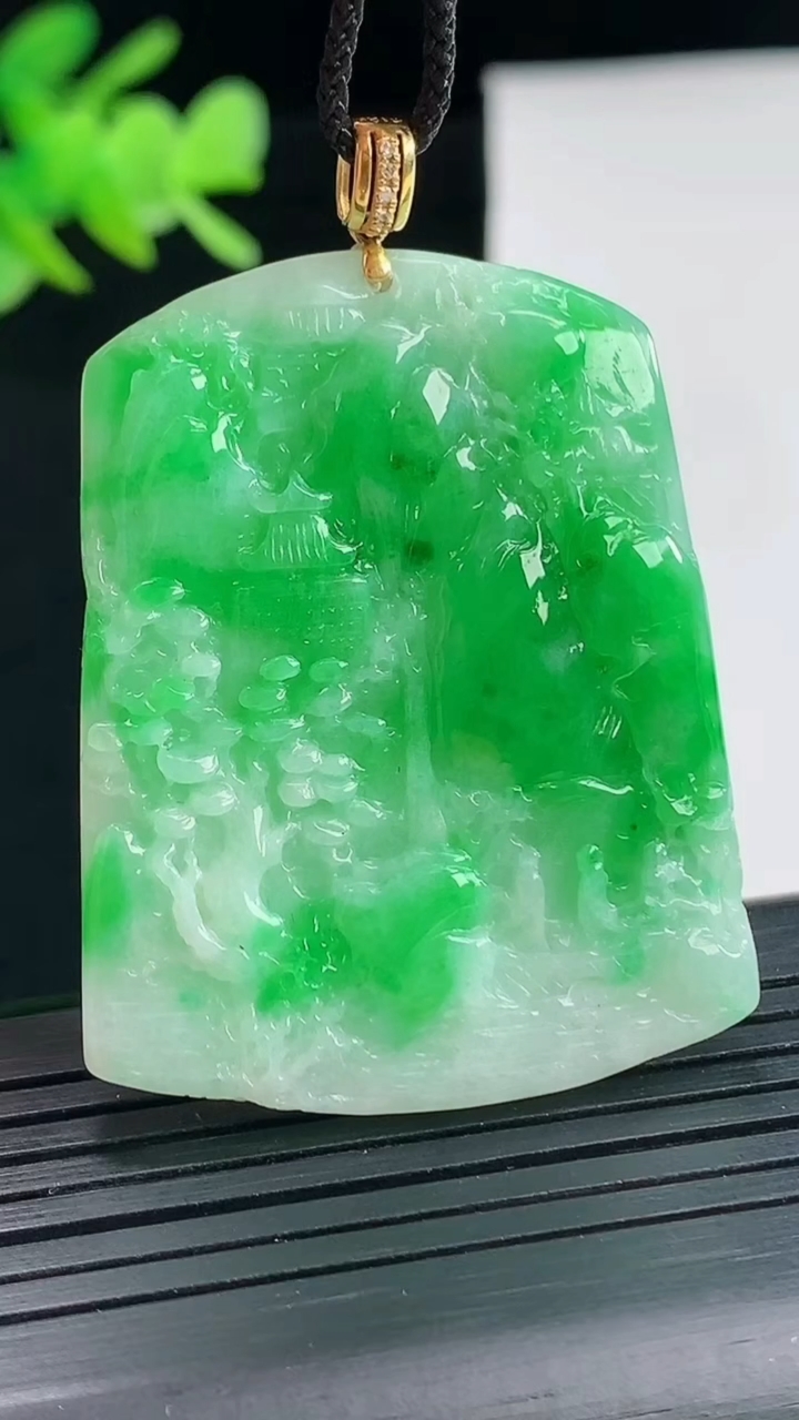 天然A货翡翠山水牌吊坠，尺寸44-35-4重量:15.04g
4月25日