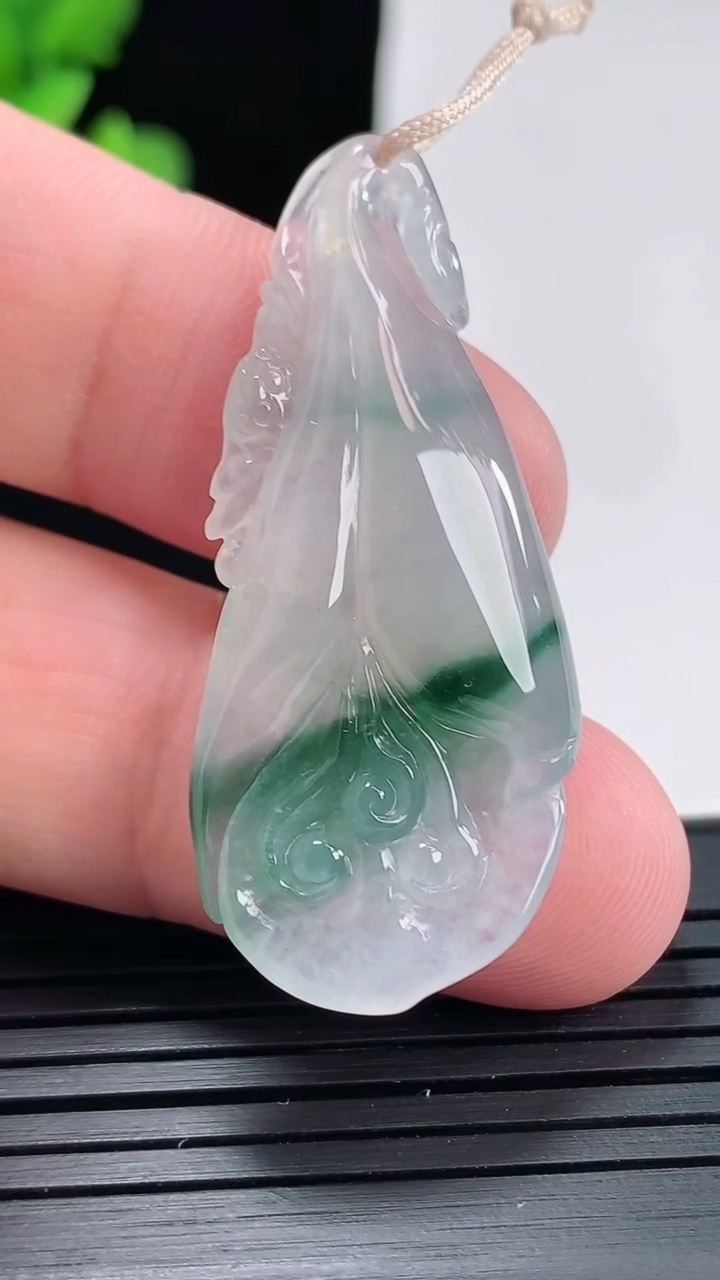 天然A货翡翠飘花玉兰花吊坠，尺寸43.5-19.2-5.5重量:6.25g
4月25日