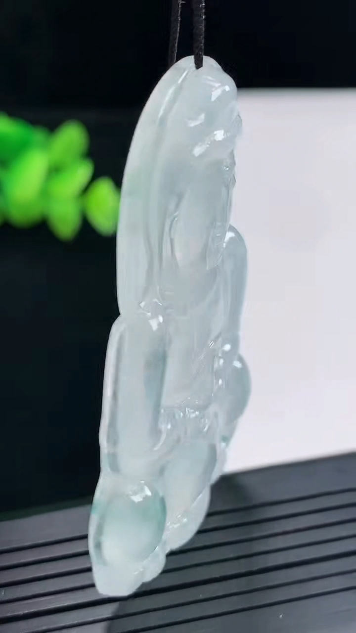 天然A货翡翠种飘花正装观音吊坠，尺寸60.5-35.5-6.2重量:21.91g
4月25日