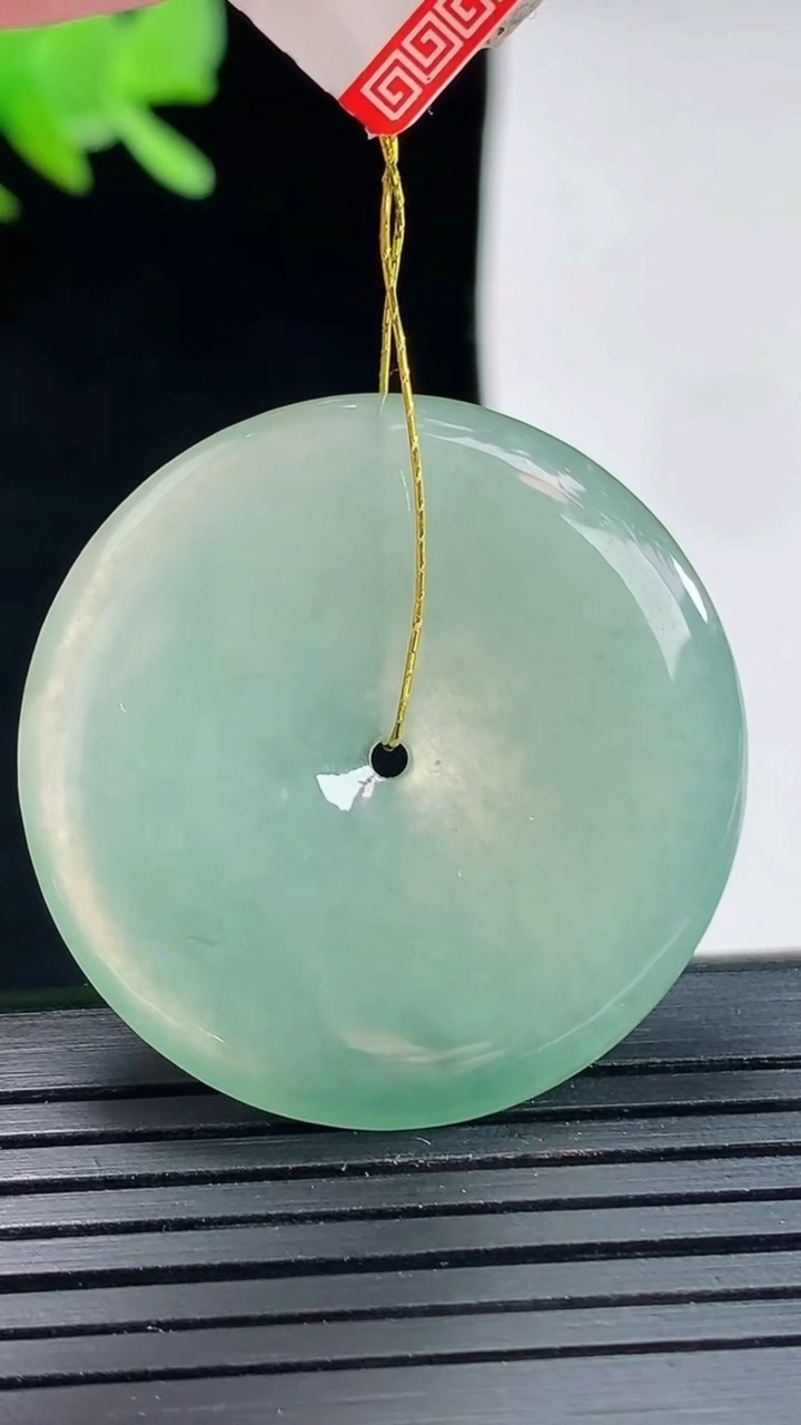 天然A货翡翠平安扣吊坠，尺寸33-4.2重量:10.45g
4月25日