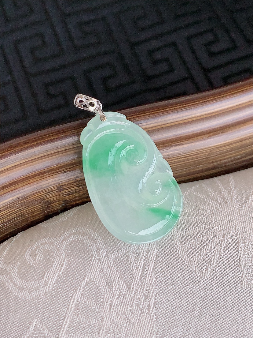 天然A货翡翠18K金扣头飘绿如意吊坠 
尺寸22.3-14.3-3.6mm 重量2.64g 0425