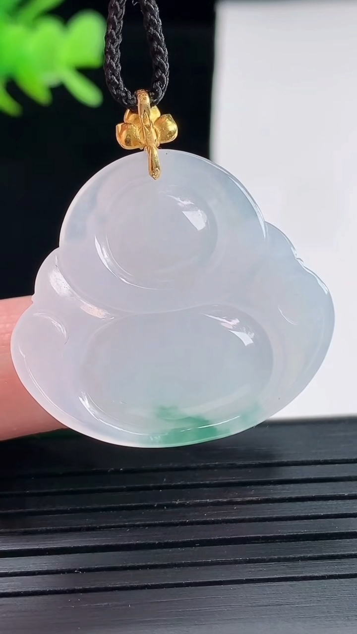 天然A货翡翠种飘花佛公吊坠，尺寸29-32-5.5重量:8.23g
4月25日