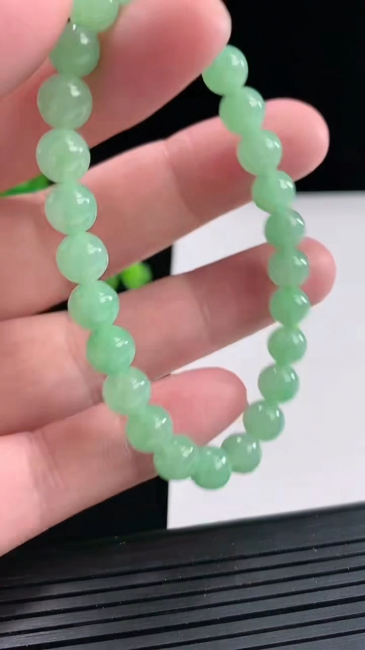 天然A货翡翠圆珠手串，尺寸7-26颗重量:16.41g4月25日
工厂直销收藏佳品,种好水足，色泽均匀，有种有色，上手高大气！