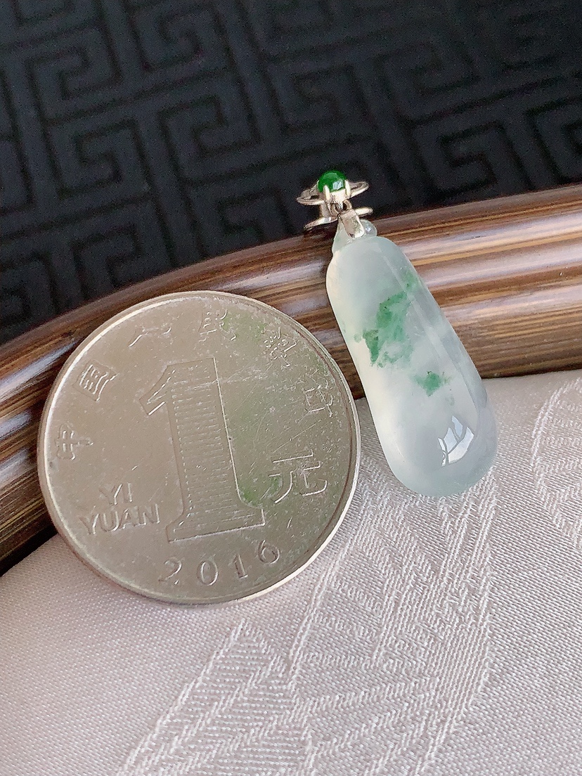 天然A货翡翠18K金扣头飘花福瓜吊坠 
尺寸29.5-22.8-9.3-5.6mm 重量2.44g 