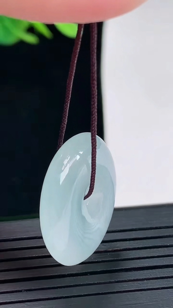 天然A货翡翠平安扣吊坠，尺寸24-5.5重量:6.75g
4月25日