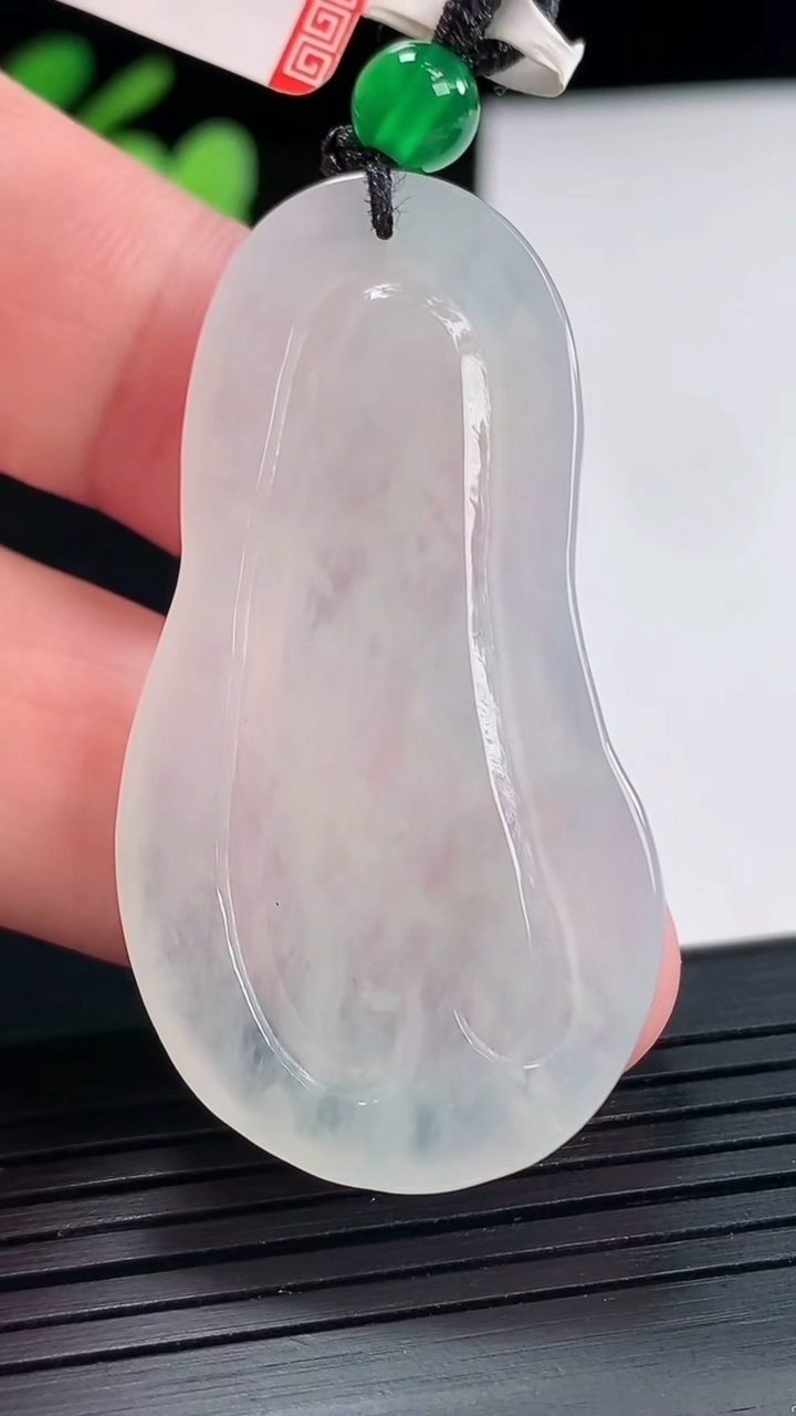 天然A货翡翠梅花鹿吊坠，尺寸48-25.6-5重量:13.22g
4月25日