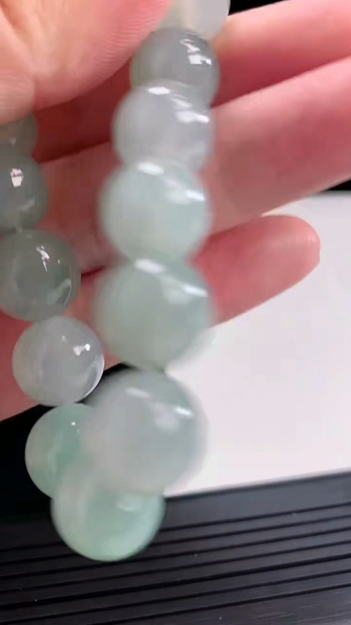 天然A货翡翠飘花圆珠手串，尺寸12.3-16颗重量:55.06g4月25日
工厂直销收藏佳品,种好水足，色泽均匀，有种有色，上手高大气！