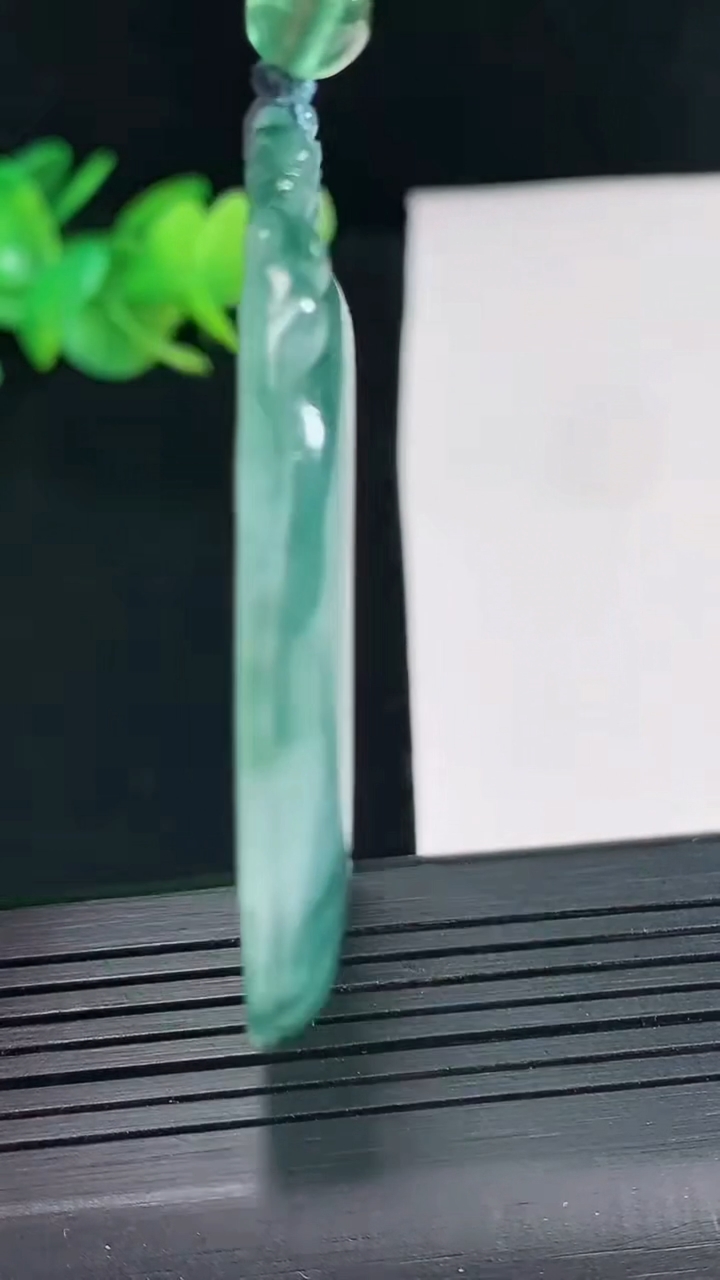 天然A货翡翠飘花如意吊坠，尺寸56-42-5重量:24.34g
4月25日