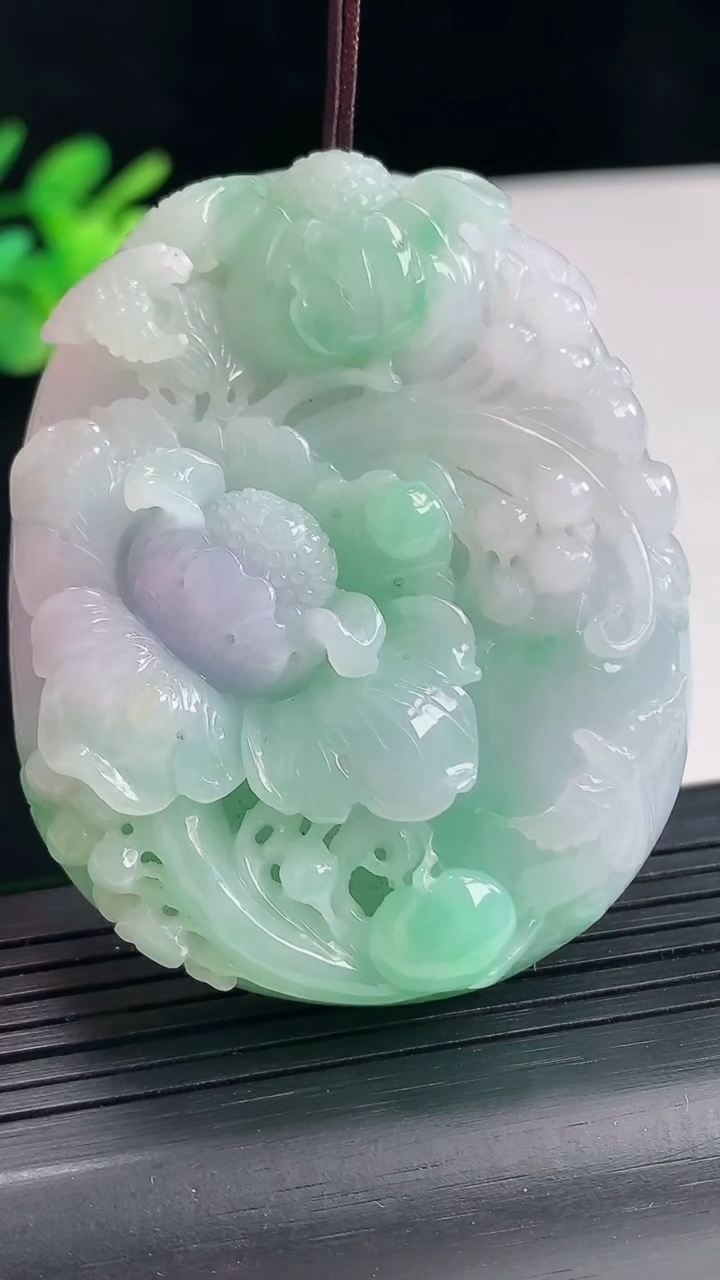 天然A货翡翠花开富贵吊坠，尺寸56.5-45.6-12.5重量:60.00g
4月25日