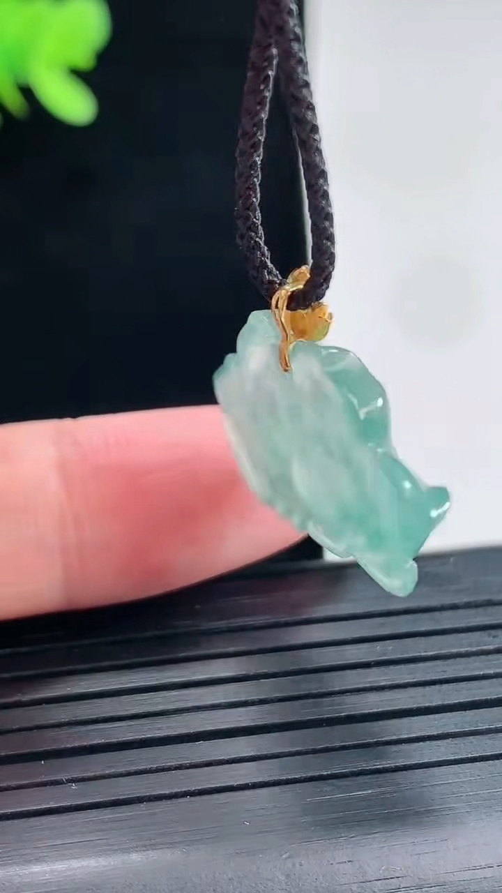 天然A货翡翠18k金飘花和和美美 荷花吊坠，尺寸17.5-26.5-4.6重量:3.57g
4月25日