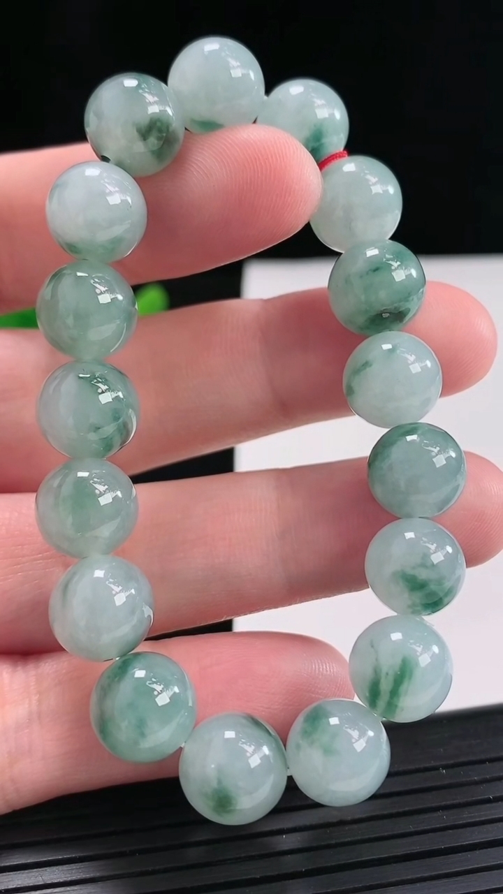 天然A货翡翠飘花圆珠手串，尺寸10.5-17颗重量:37.33g4月25日
工厂直销收藏佳品,种好水