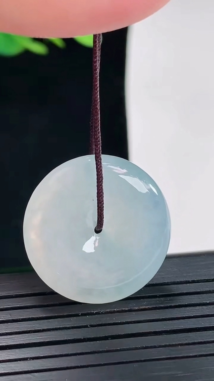 天然A货翡翠平安扣吊坠，尺寸24-5.5重量:6.75g
4月25日