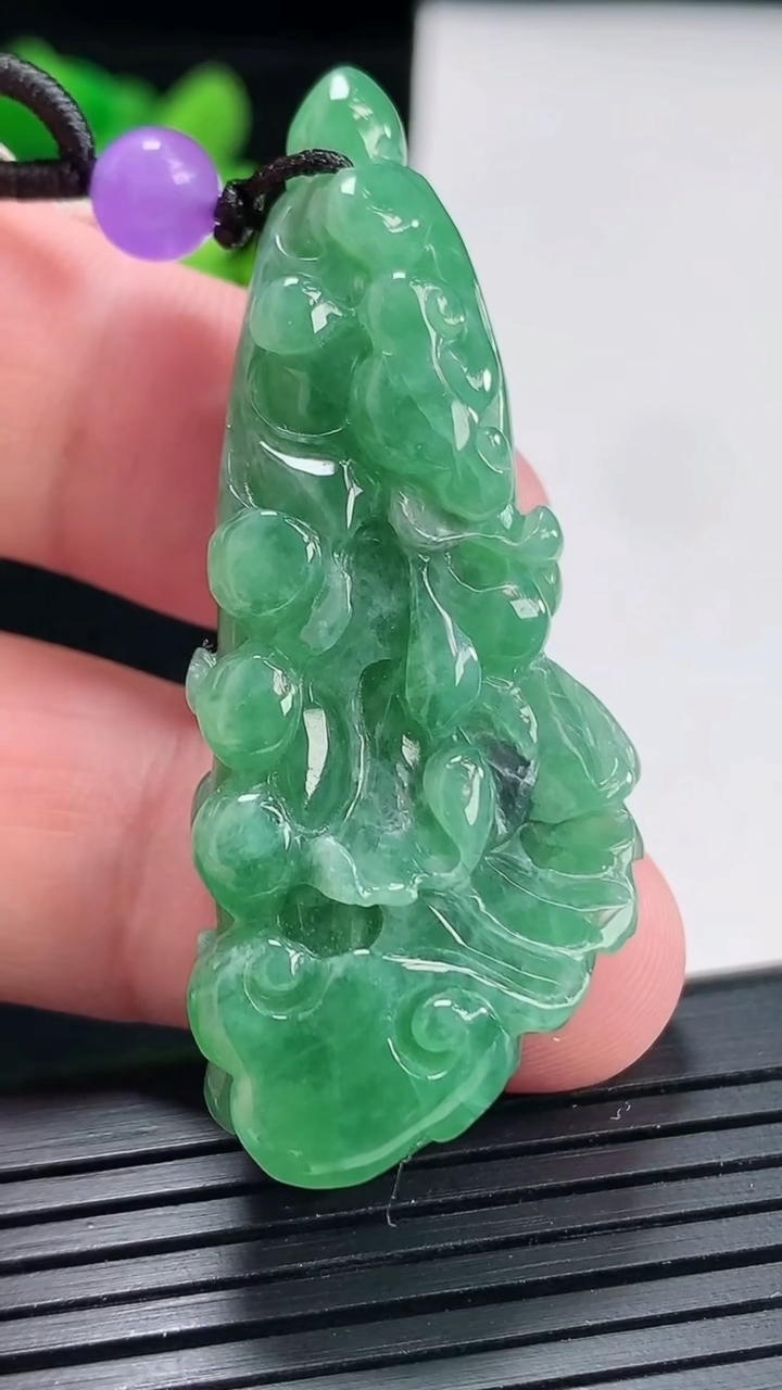 天然A货翡翠白菜吊坠，尺寸52-21.3-11重:16.41
4月25日