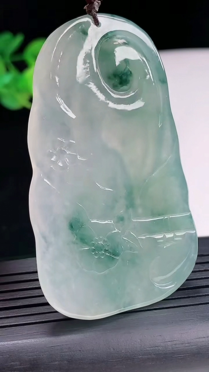 天然A货翡翠种飘花普贤菩萨吊坠，尺寸64-38-5重量:32.47g
4月25日