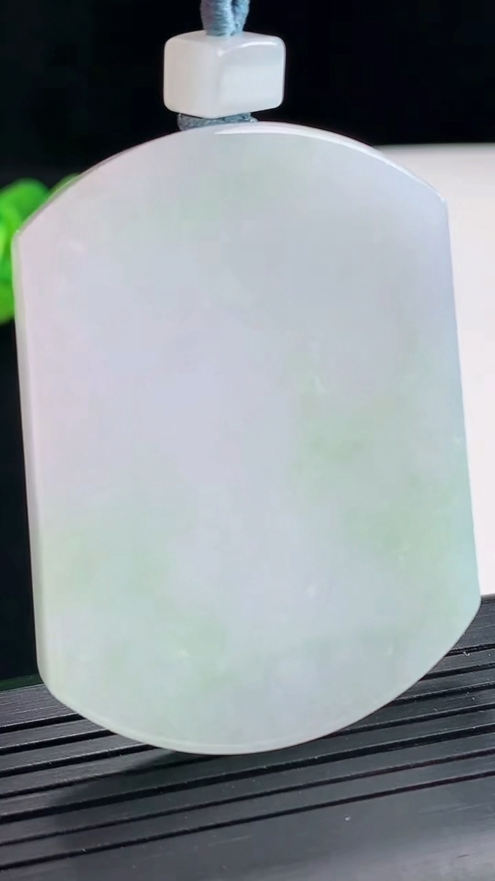 天然A货翡翠春带彩 紫罗兰无事牌吊坠，尺寸54-41-5.5重量:37.98g
4月25日