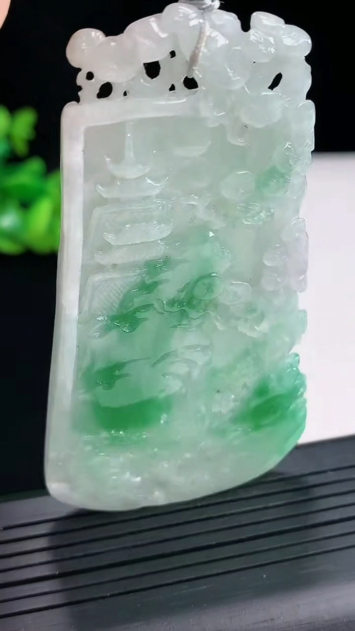 天然A货翡翠山水牌吊坠，尺寸74-42-5重量:35.90g
4月25日