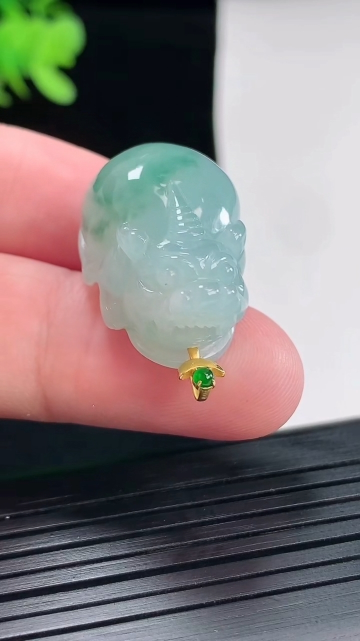 天然A货翡翠18k金飘花貔貅吊坠，尺寸25-17-12重量:10.76g
4月25日