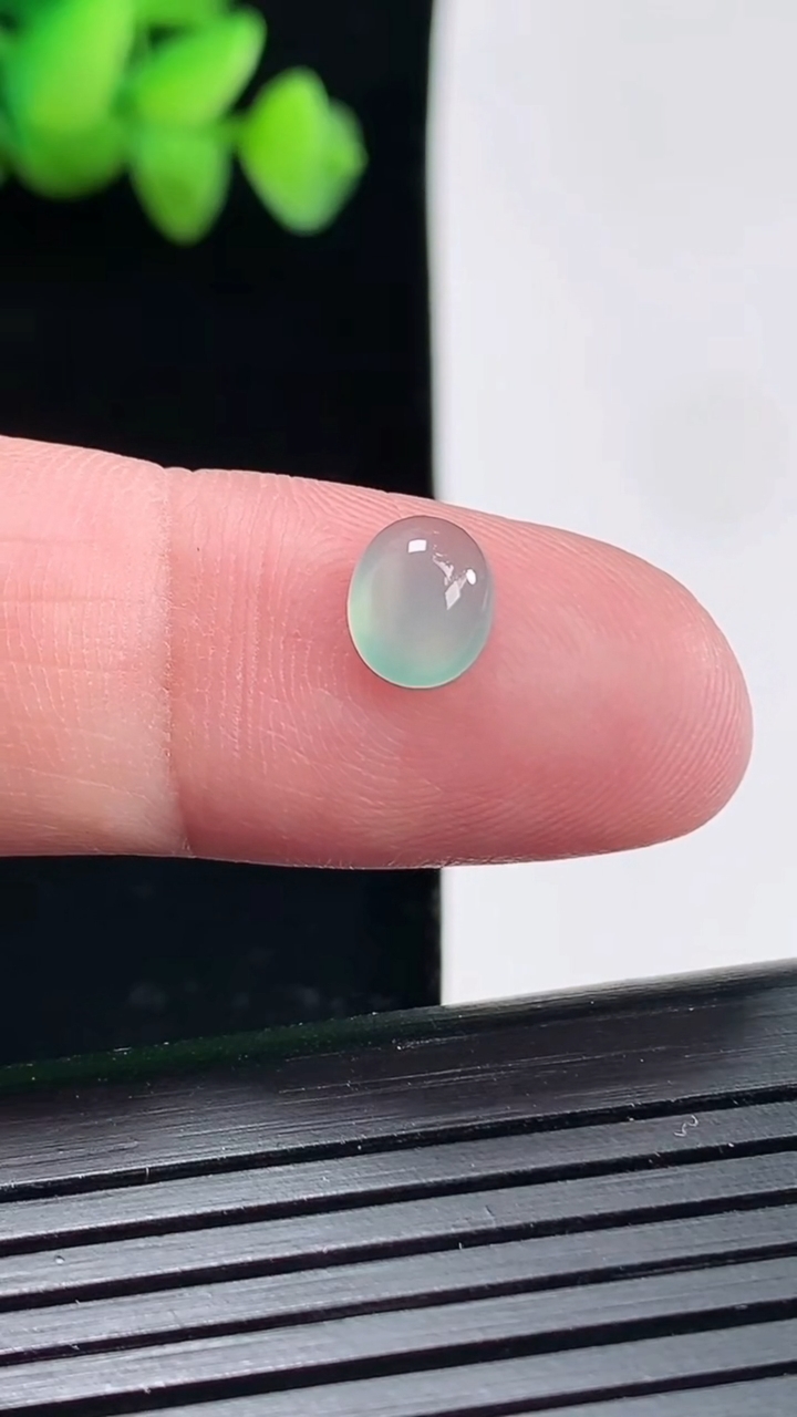 天然A货翡翠蛋面镶嵌件，尺寸7.4-6-2.7重:0.20g255
4月25日