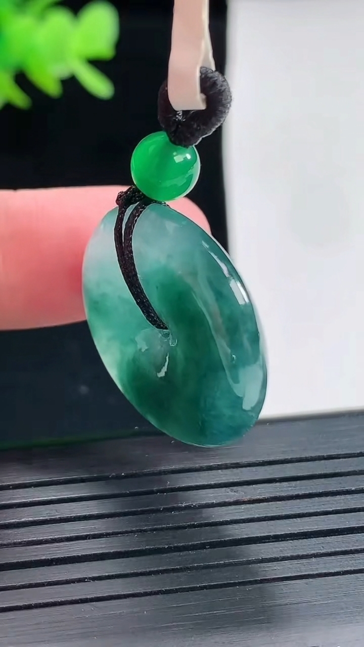 天然A货翡翠冰种飘花平安扣吊坠，尺寸25.5-5.2重量:8.28g
4月25日