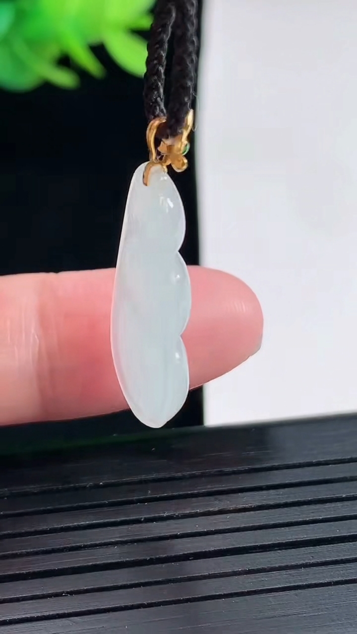 天然A货翡翠种白冰福豆吊坠，尺寸25-14-3.8重量:2.27g
4月25日