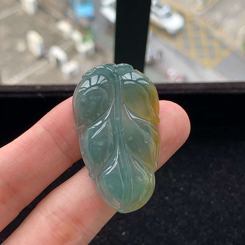 A货天然翡翠冰糯种黄翡叶子吊坠重量9.47g
4月25日