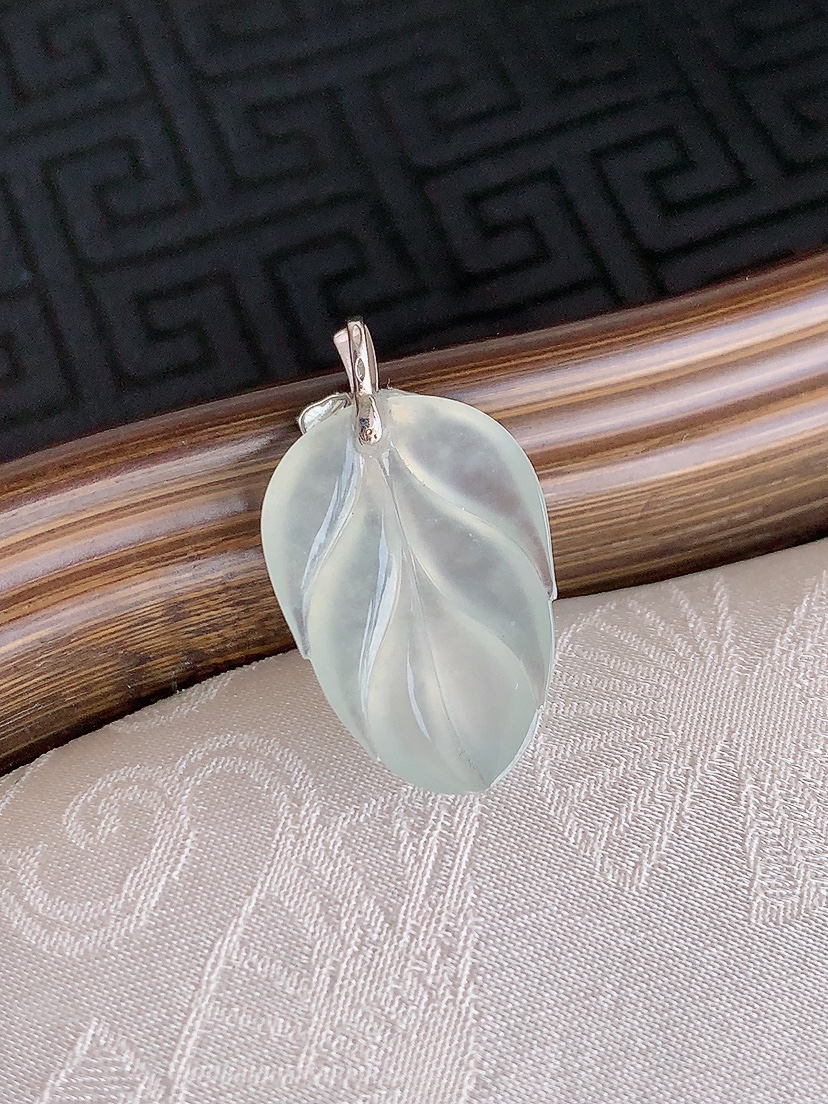 天然A货翡翠18K金镶嵌白冰白月光叶子金枝玉叶吊坠 
尺寸25.5-20.6-14.5-3.6mm 