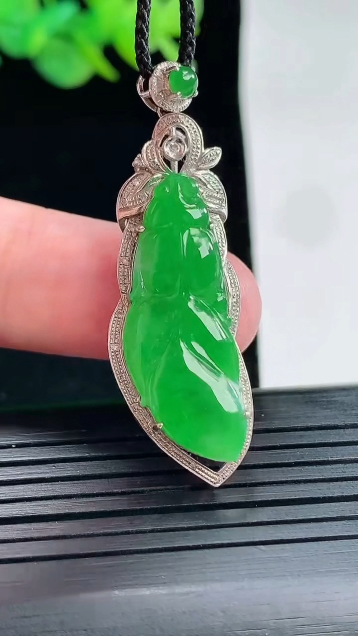 天然A货翡翠年年有余吊坠，尺寸44-14-6，裸石30-11重量:5.31g
4月25日